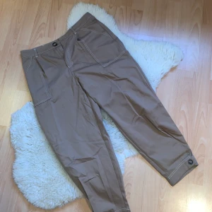 Kostymbyxor  - ”Kostymbyxor” från Zara med pressveck. Säljer pga att de inte används längre. Bilden är jättedålig så skriv för fler eller mer info bara💗 Frakt runt 50 kronor.