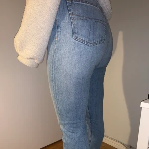 Tiger jeans  - Raka tiger jeans som inte kommer till användning längre. Ena öglan är trasig men går att sy fast igen🦋🦋 passar w25-26-27 typ har klippt bort storleken 😊😊