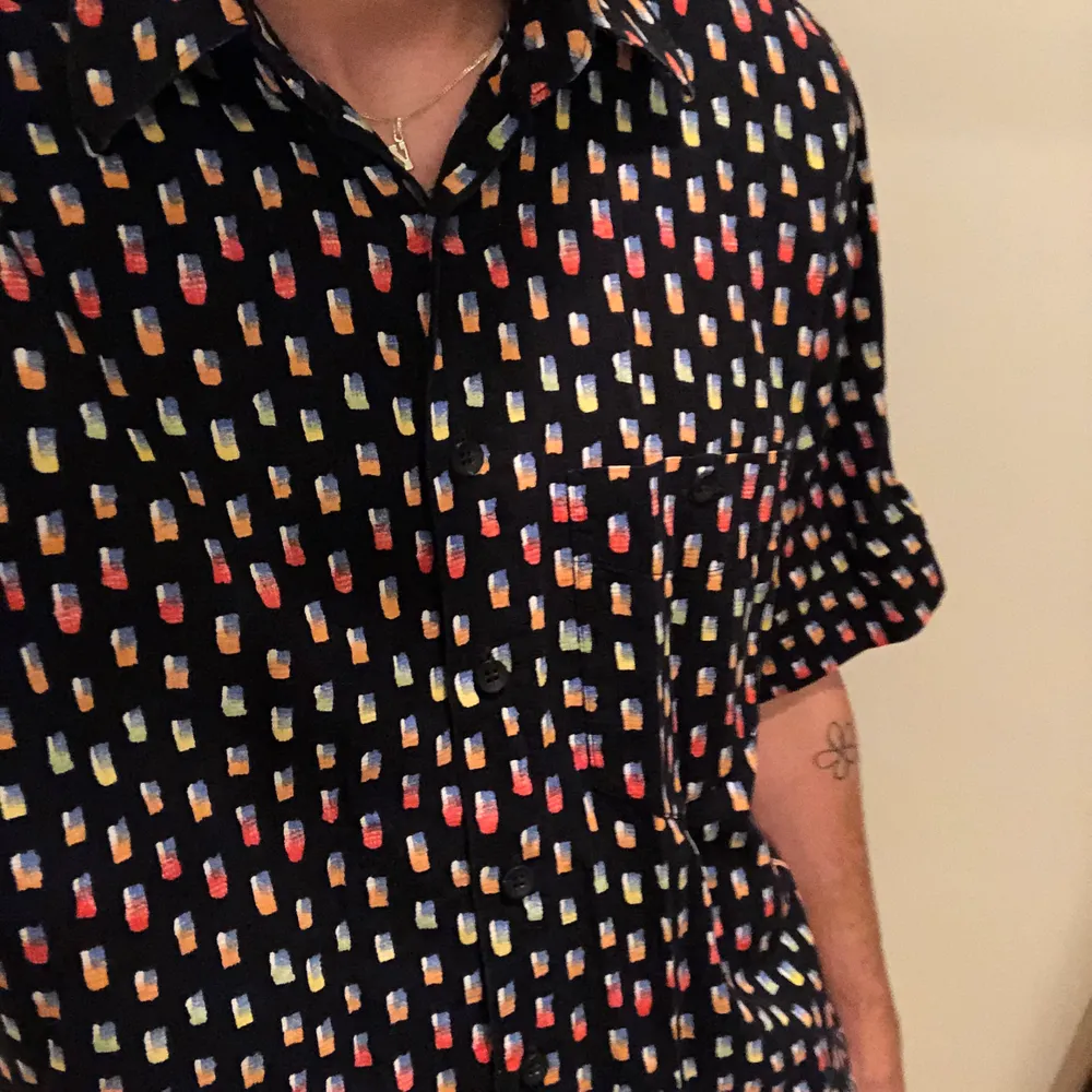 Jättesnygg och unik skjorta med färgglatt mönster. Älskar den, men har en liknande och säljer därför. Toppen bra skick! Köpare står för frakt 🥰❤️.. Skjortor.