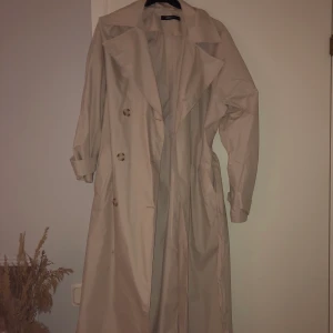 Trenchcoat  - Beige lång trenchcoat med band att knyta i midjan, frakt tillkommer💓