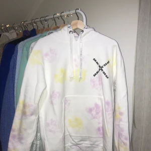 Hoodie med tie dye - Helt ny asball hoodie med tryck och tie dye i det SKÖNASTE materialet. Fick tyvärr den hemskickad i fel storlek och säljer därför denna😢 något oversized i modellen och den är inköpt på herravdelningen på zalando, men är unisex🥰
