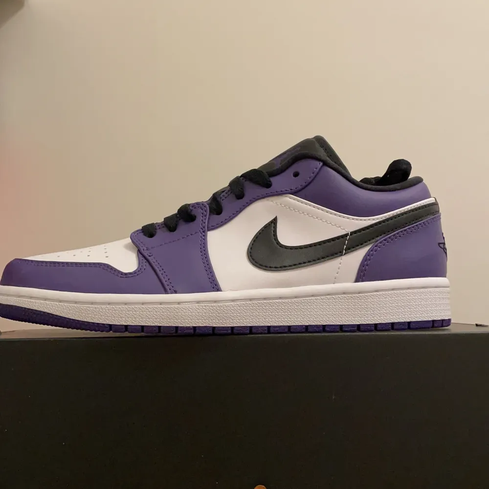 Air Jordan 1 low ”court purple” storlek 42,5.  Buda från 1400 eller köp direkt för 1600kr. Dem är helt oanvända och kvitto medkommer med köpet så klar hör av er vid frågor eller info . Skor.