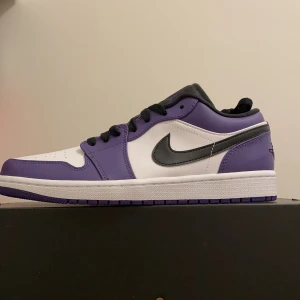 Air Jordan 1  - Air Jordan 1 low ”court purple” storlek 42,5.  Buda från 1400 eller köp direkt för 1600kr. Dem är helt oanvända och kvitto medkommer med köpet så klar hör av er vid frågor eller info 