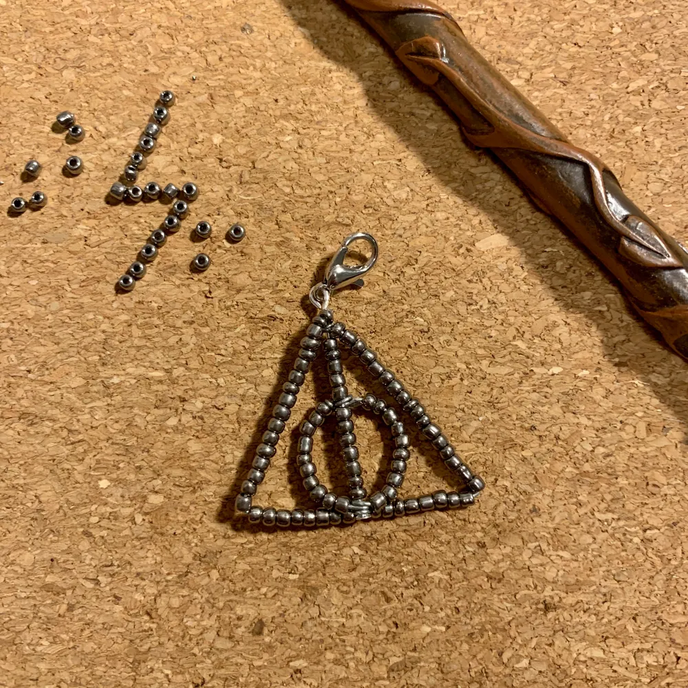 🖤the deathly hallows charm🖤 Harry Potter berlock •••••kolla in mina andra smycken! Frakten blir 12 :- ✨ följ mig för mer Harry Potter!. Accessoarer.