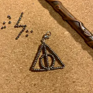 🖤the deathly hallows charm🖤 Harry Potter berlock •••••kolla in mina andra smycken! Frakten blir 12 :- ✨ följ mig för mer Harry Potter!