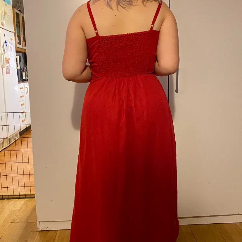 Röd klänning storlek 42 använd bara nån gång . Klänningar.