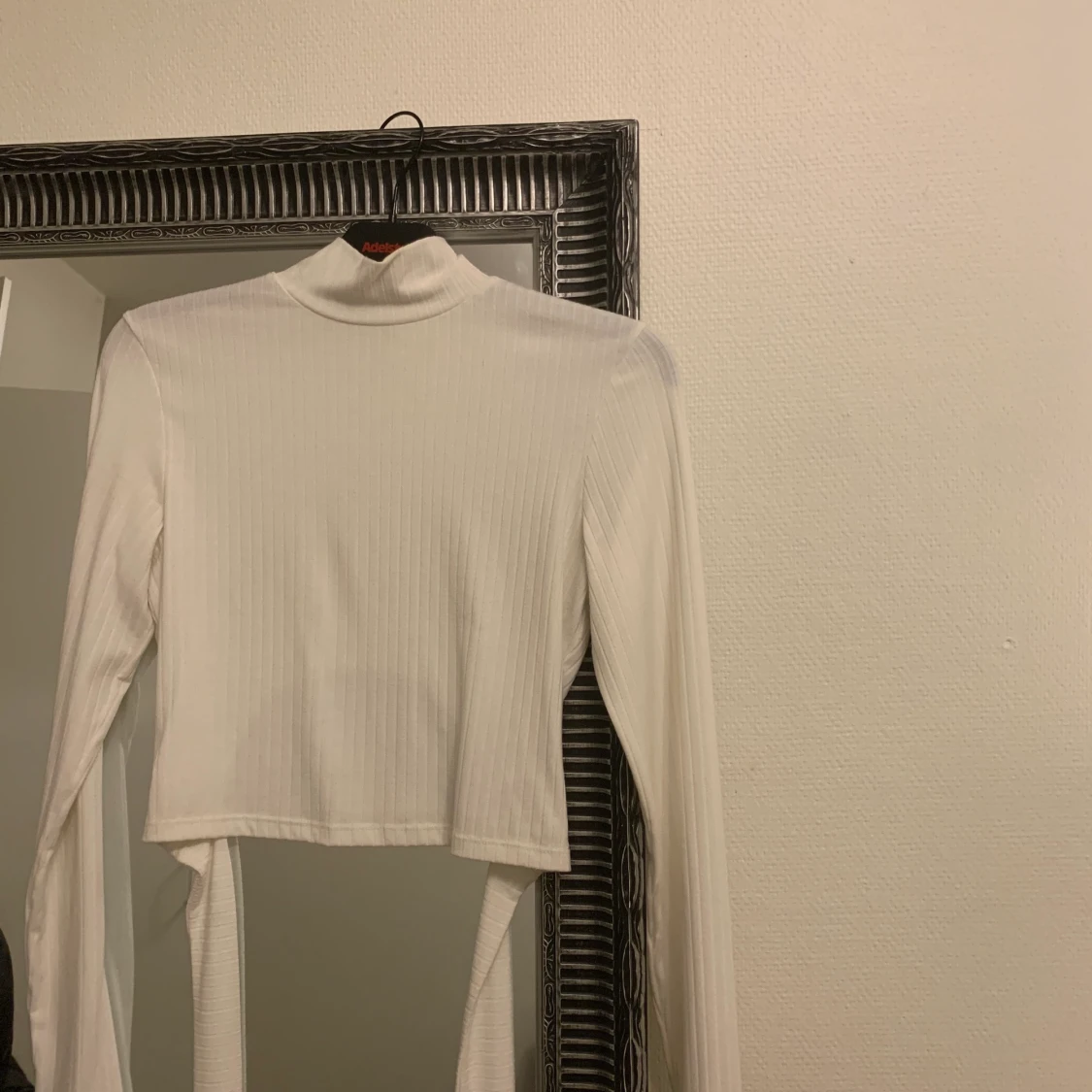 En vit tröja med öppen rygg