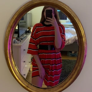 Röd klänning Prettylittlething - Superfin och skön t-shirt klänning från prettylittlething. Använd cirka 1-2 gånger ❤️ oversize! Skärpet medföljer inte men jättefint med eller utan skärp