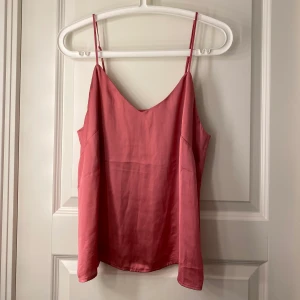 ROSA SIDENLINNE - Rosa sidenlinne från HM, köpt i somras men endast använd en gång. Passar xs-m. 100 kr + frakt 💕