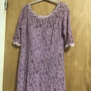 En lila rosa klänning - Klänningen har storleken 50 och är använd bara 1 gång.