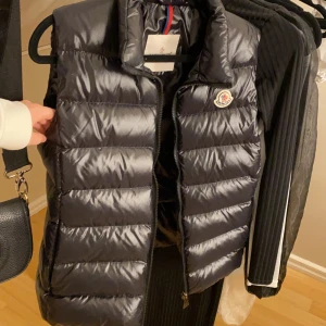 Moncler väst  - Nyskick storlek ”1”