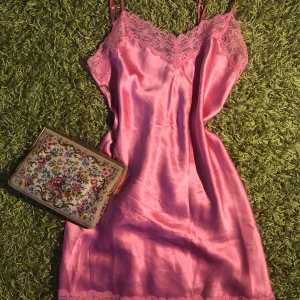 Nattlinne - Drömmig rosa nattlinne. Säljer flera liknande på min profil. Frakt betalar köpare. Kom privat vid intresse💕 100% äkta silke. Högsta bud 180kr. Avslutas 17/12 torsdag 14:00