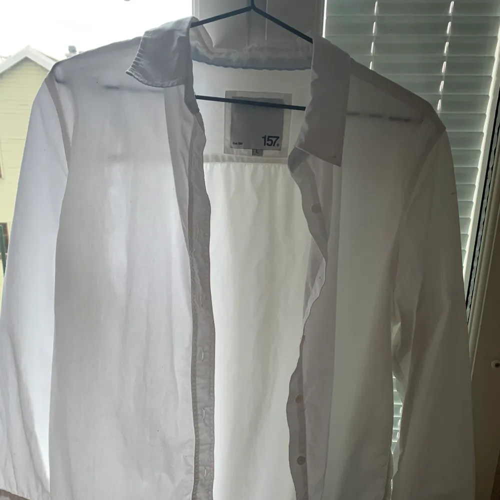 Två vita skjortor, väldigt oversized och snygga. Köpte secondhand och har aldrig använd. 60kr styck eller 100kr för båda❤️. Blusar.