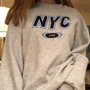Gina tricot sweatshirt  - Superfin nyc sweatshirt från Gina tricot! Lite nopprig, men annars superfin. Storlek M, 150kr ink frakt!💕