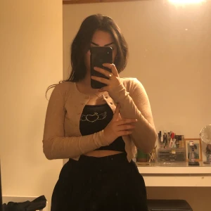 Topp/cardigan - Jätte mjuk och fin topp som både kan ha oknäppt som kofta och knäppt som tröja❤️ säljs för jag hade behövt en större storlek för att ha den knäppt och tappat bort kvittot! Lappen på och aldrig använd! Betalar en del om frakten behövs så 30kr för frakt!