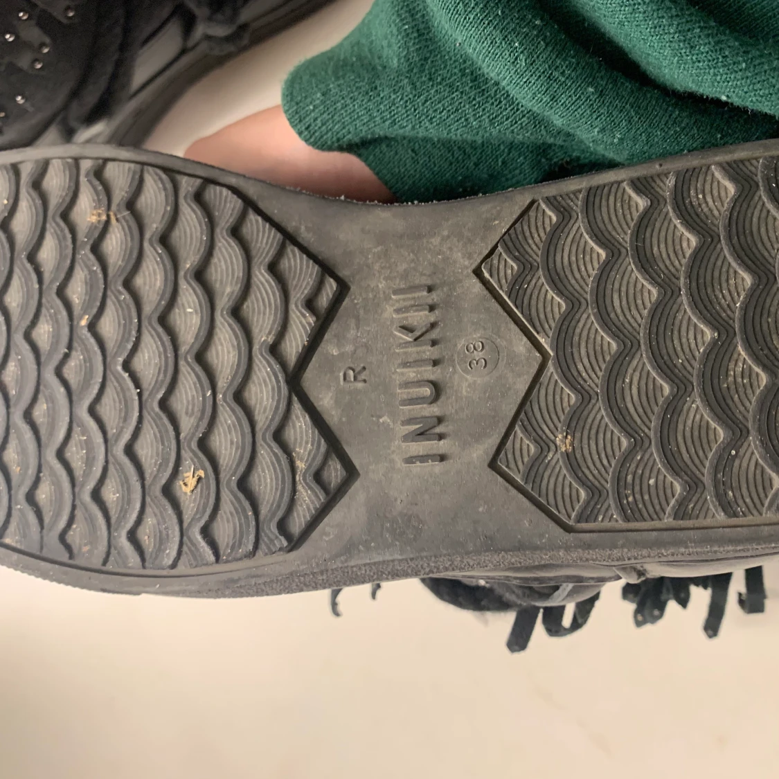 Svarta inuikii skor - 91