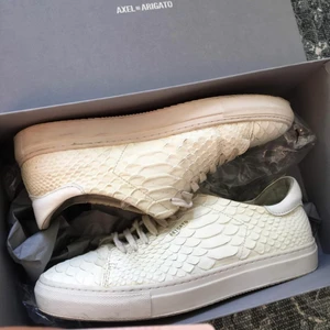 axel arigato skor - superfina skor ifrån axel arigato, hör av er för mer bilder eller info😊 kom med bud!