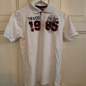 Vit t-shirt från Tommy Hilfiger i storleken 16-18 år. T-shortsen är i bra skick, frakt tillkommer. 