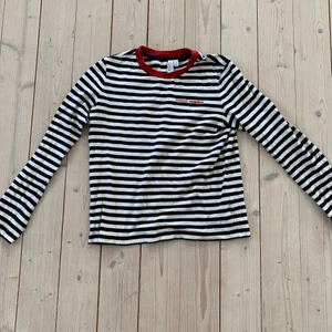 Randig tröja från &otherstories - Väldigt snygg vit och blå randig tröja från &otherstories med röd krage. Väldigt bekväm nu i kallare tider. Säljer för 60 + frakt.