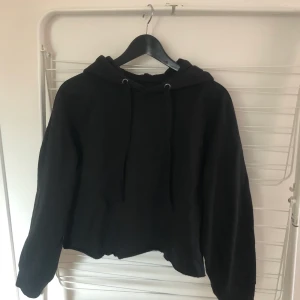 Croppad hoodie L/XL - Svart croppad hoodie från Lager 157. Helt oanvänd. Storlek L/XL. Mer som en medium skulle jag säga. Skickar med postnords blåa kuvert
