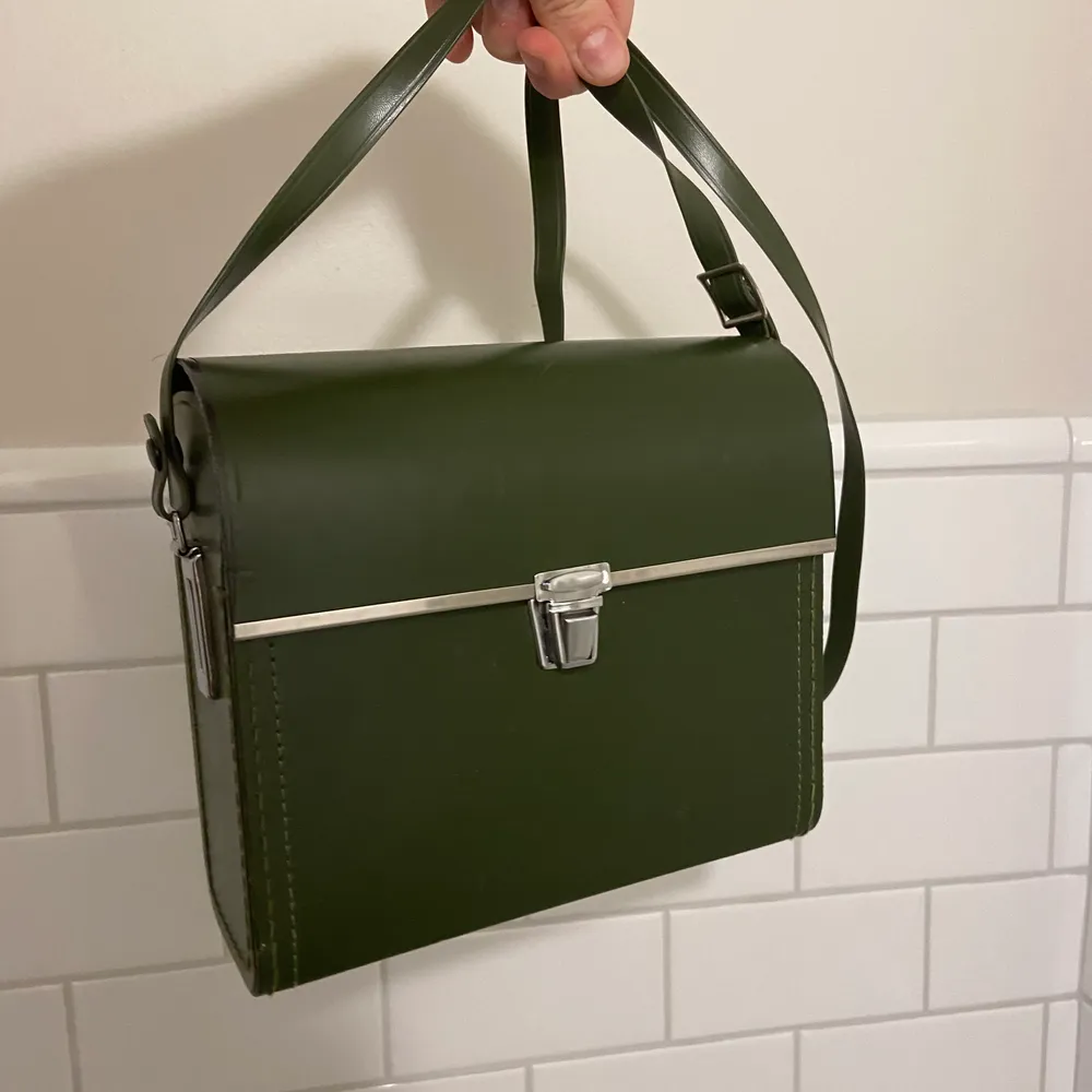 Jättenajs grön väska i ganska hårt material, supergullig o funkar till vardag o fest!!!. Väskor.