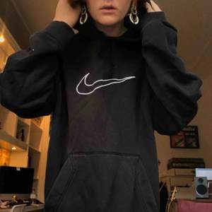 Mörkblå/svart ganska urtvättad Nike hoodie. Oversized. INGA LILA FLÄCKAR, Det är min kamera som gör att det ser ut så!