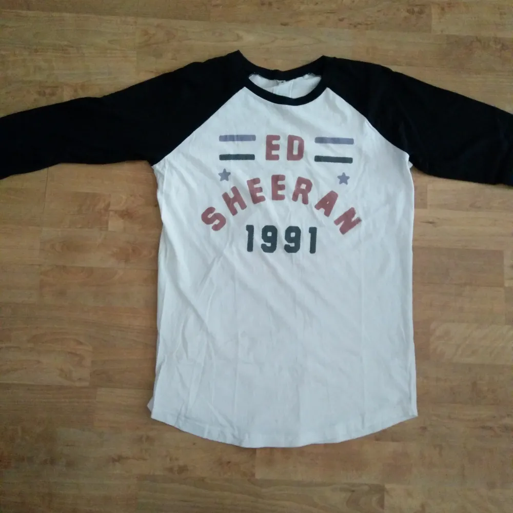 Knappt använd Ed Sheeran tröja som köptes när han spelade på Globen.. Tröjor & Koftor.