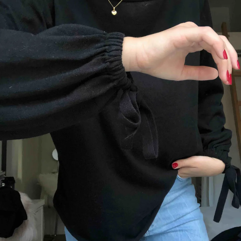 Fin svart tröja från Zara med fina detaljer i form av band längst ut på ärmarna. Använd fåtal ggr.  Jag står för frakt!. Tröjor & Koftor.