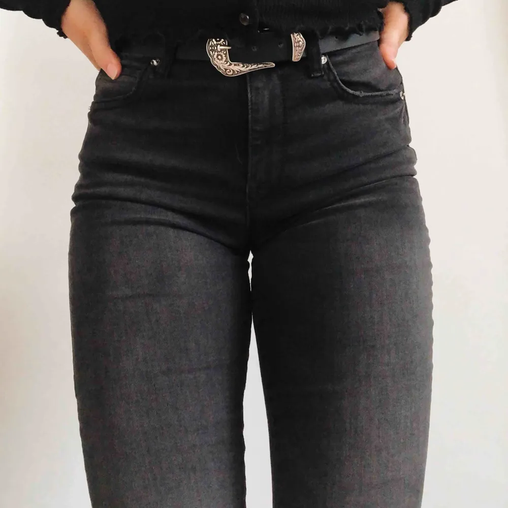 Riktigt snygga washed out svarta jeans i skinny mom modell. Sjukt sköna då de är stretchiga.  (De är inte så ljusa på den sista bilden). Jeans & Byxor.