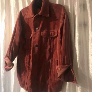  - Jackan är ny och aldrig använd, köpte den på zara men har aldrig haft tillfälle för att använda den!  Frakt: 40kr Möts upp i stockholm över 200kr