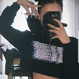  - Världens snyggaste croppade hoodie. Älskar verkligen den här but it's time to let it go 💣