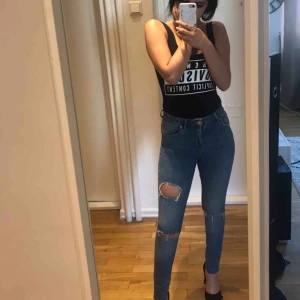  - Jeans använt ett par gånger men kommer inte till användning längre säljer de för 100 kr.Body använt ett par gånger säljer för de 20 kr.  Om du köper  jeansen så får du bodyn på köpet 😍  Bodyn är såld ❌