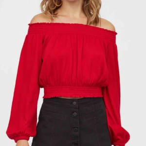  - Röd offshoulder i Small. Knappt använd!
