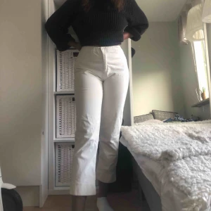  - Byxor från brandy melville i stretchig manchester. Det är resår vid midjan så de passar rätt många. Något konstigt hände med bilderna så det ser ut som de har typ rosa fläckar men det har dom inte irl. ❤️ Kan frakta & mötas upp!