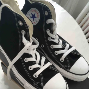  - Äkta converse, höga svarta. Aldrig använda, tillkommer i egen kartong. Storlek 39. Kan mötas upp i Malmö, Lund eller Staffanstorp, annars frakt som gäller men då får du stå för den själv :)