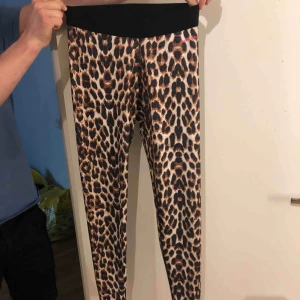  - Leopard träningstights som enbart använts 3 gånger 