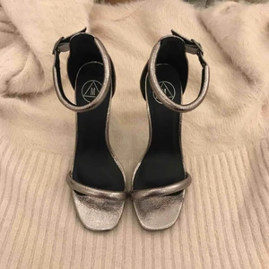  - Som nya . Har haft på mig en gång inomhus .  💓så snygga 💓 Klackhöjd 11cm 