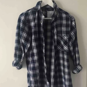  - Skjorta från lager 157. 30kr + frakt. Kan mötas upp i tranåsområdet och i sthlm.