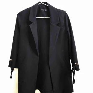  - Rak i modellen men sitter som en smäck! Aldrig använd. Knytbanden vid handleden är avtagbar, vill man kan man knyta till en rosett om inte ta bort! 