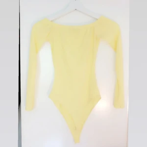  - En jätte fin ljus gul off shoulder body från Boohoo! Helt ny och använd en gång.  Den är även stretchig i materialet!! Frakt tillkommer :) 