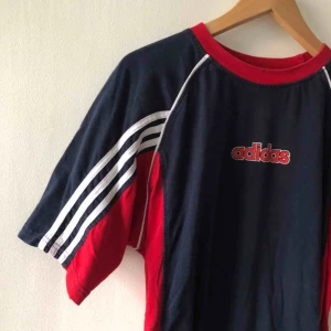  - Väl använd äldre tee från adidas. Urtvättad och lite cracked på logo. 