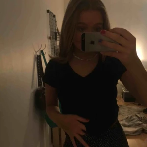  - Svart stretchig t-shirt. Superbra som träningströja eller vardag, så perfekt basicplagg man behöver i sin garderob! Nyskick, använd bara några få gånger🥰👍🏼💘🧚🏼‍♀️