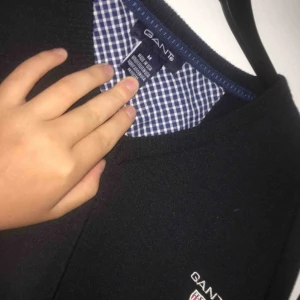  - Gant tröja/sweatshirt. Jag har ingen aning om den är äkta eller inte. Den är annars hel och skön i materialet. Betalning sker via swish och eventuell frakt står köpare för mellan kostnaden! 