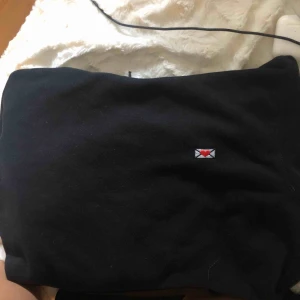 - hov1merch (hoodie) som inte kommit till användning så mycket, fåtal gånger. Bra skick. För flera bilder kontakta privat, köparen står för frakt