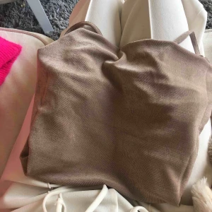  - Sammetslent linne från Ginatricot. Passar dig som har XS/S.  Start bud 80 kr. 