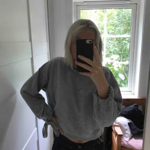 - Väldigt fin grå hoodie med knytning vid ärmarna! Bra skick! Kan fraktas, mötas upp eller bytas.