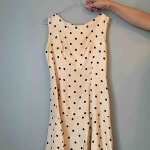  - Otroligt vacker festklänning från 40-50-talet. Mycket gott skick. Passar bäst en 34-36a!