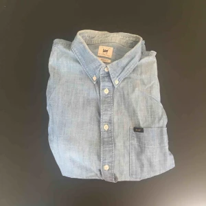  - Ljusblå Lee skjorta i storlek XL, regular fit