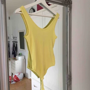  - Somrig body från H&M. Frakt tillkommer🌸