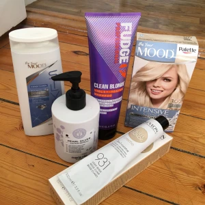  - Säljer av mina blondprodukter. Fudge Silverschampo knappt använt, Mood Silverbalsam knappt använt, Maria Nila silverinpackning ca hälften kvar, Revlon inpackning använd en gång, Mood blekning ny förpackning. Allt nypris ca 600kr. Säljer allt för 250kr :) 